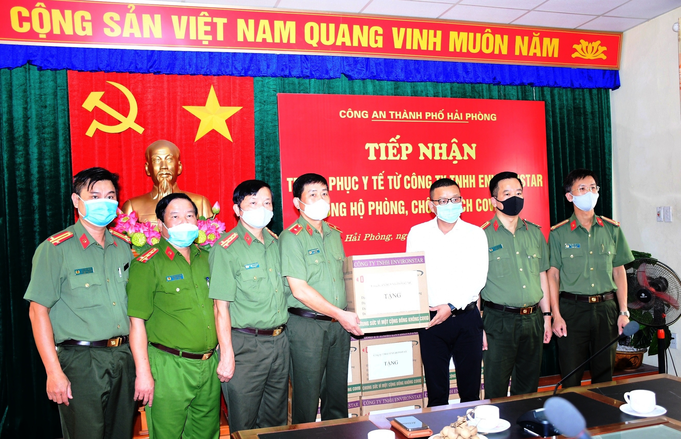 Công an thành phố tiếp nhận trang phục y tế từ Công ty TNHH Environstar phục vụ công tác phòng, chống dịch Covid-19